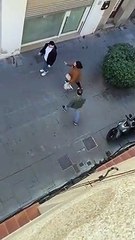 "Son sus costumbres" detenido por pegar a su mujer en plena calle