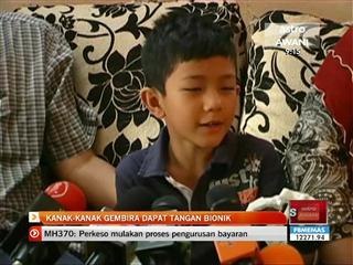 Kanak-kanak gembira dapat tangan bionik