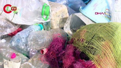 İstanbul Boğazı'nda plastik atık toplayıp sahilde sergilediler