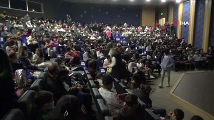 Son dakika... Bodrum'da tiyatrocular, yangından etkilenen çocuklar için sahneye çıktı