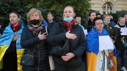 Ucranianos y franceses piden en las calles de París frenar a Putin
