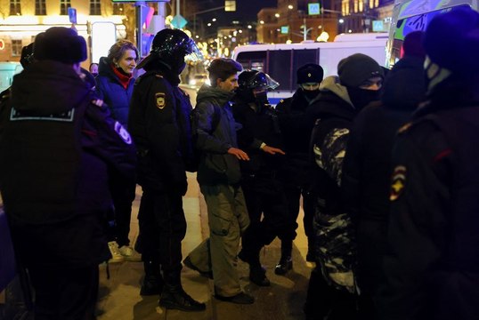 Rusya’da savaş karşıtı gösterilere polis müdahalesi: Beni tutuklamayın, Putin'i tutuklayın