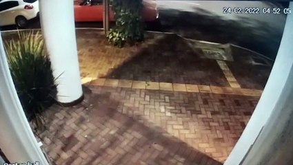 Range Rover colide em Opala estacionado no Centro de Cascavel