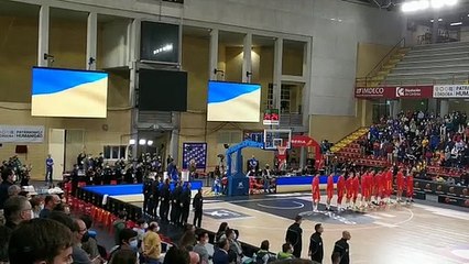 Himno de Ucrania en Vista Alegre y aplauso de la afición de Córdoba