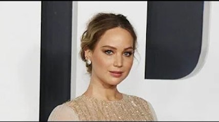 Jennifer Lawrence aurait accouché… Britney Spears menace Lou Taylor d’un procès…