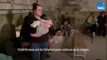 Des familles ukrainiennes réfugiées au sous-sol d'un hôpital pour enfants au nord de l'Ukraine