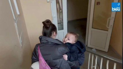 Les jeunes patients et leurs familles évacués dans un hôpital pour enfants en Ukraine