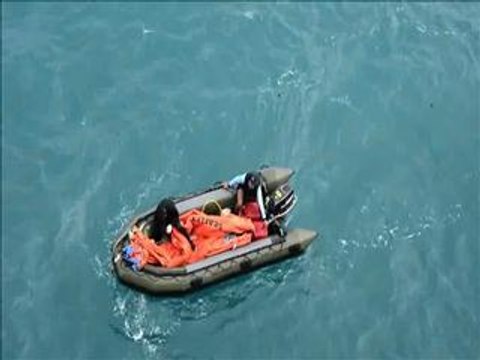 Indonesian divers try to raise AirAsia tail