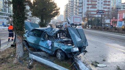 REFÜJDEKİ DİREĞE ÇARPAN OTOMOBİL HURDAYA DÖNDÜ: 2 YARALI