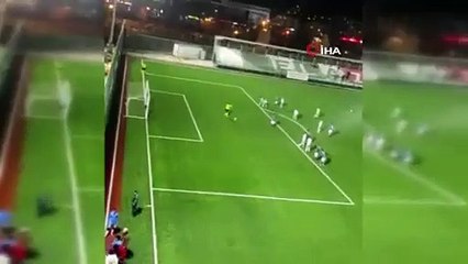 Kaleci penaltıyı kurtardı, top falso alarak ağlarla buluştu