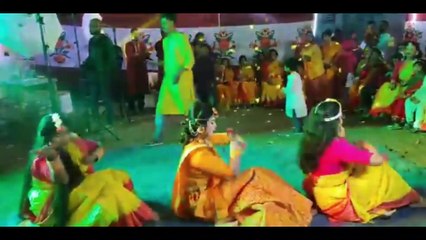 বিয়ে অনুষ্ঠানে নৃত্যানুষ্ঠান একটি সুন্দর মন মাতানো নাচের দৃশ্য