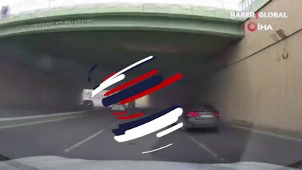 İstanbul'da makas dehşeti: Sürücü direğe böyle çarptı