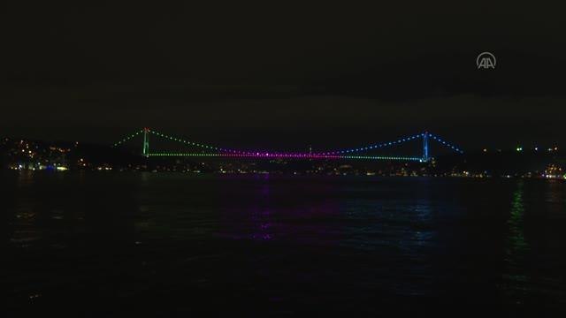 Fatih Sultan Mehmet Köprüsü, yeşil, turkuaz ve pembe renklerle aydınlatıldı