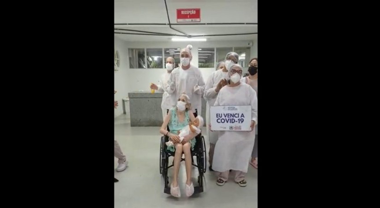 Idosa com Alzheimer vence a Covid e emociona internautas ao carregar boneca na saída do hospital