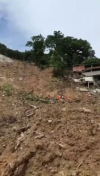 Bombeiros auxiliam no resgate de vítimas no Rio de Janeiro
