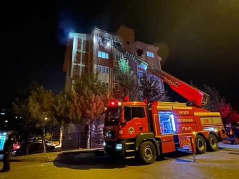 Madde bağımlısı genç evini yaktı