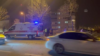 Otomobiliyle ağaca çarpan sürücü yaralandı