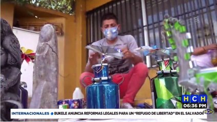 ¡Un ejemplo a seguir! No tienen casa dónde vivir, pero elaboran adornos con latas y así se ganan la vida