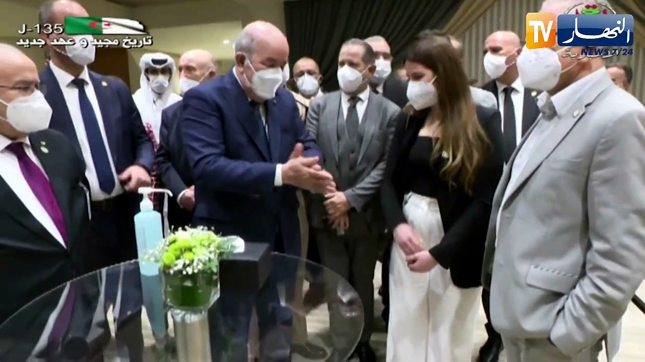 رئيس الجمهورية يتبادل أطراف الحديث مع أفراد الجالية الوطنية بالخارج
