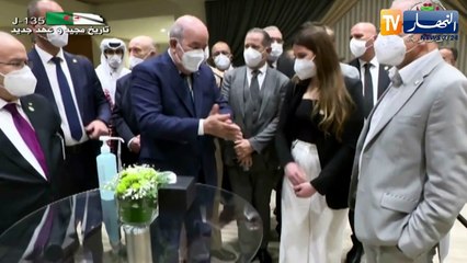 رئيس الجمهورية يتبادل أطراف الحديث مع أفراد الجالية الوطنية بالخارج