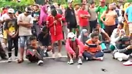 Bawain_Lagu_Ibu__Bikin_Penonton_Sedih_Dan_Ampir_Nangis__Ibu_cover_Live_Music_Akustic_CarFreeDay