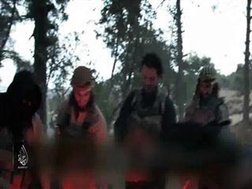 Frenchmen burn passports in IS video