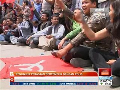 Penunjuk perasaan bertempur dengan polis