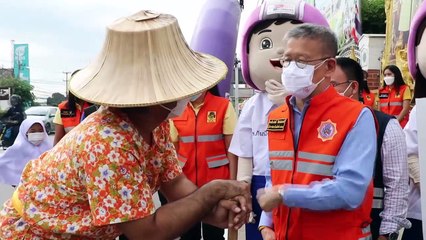 อ่างทอง สีสันโขนลิเกรณรงค์ข้ามทางม้าลายเพื่อความปลอดภัยบนท้องถนน