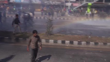 Nepal parlamentosunda ABD'nin hibe teklifi görüşülürken protestolar düzenlendi