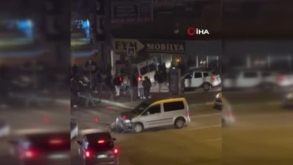 Sürücüsünün kontrolünden çıkan servis minibüsü mobilyacıya girdi