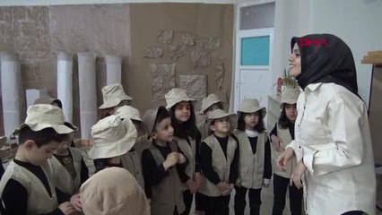 ESRA ÖĞRETMEN, TRİPOLİS ANTİK KENTİ SINIFINA TAŞIDI