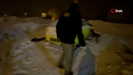 Taksinin tepe lambasını uyuşturucu zulasına çeviren 4 kişi yakalandı