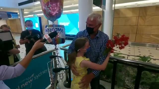 Abrazos en Australia para celebrar la reapertura de fronteras a los turistas vacunados