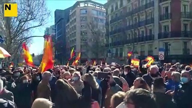 Centenars de persones es concentren davant la seu del PP en suport d'Ayuso: Casado i Egea, dimissió