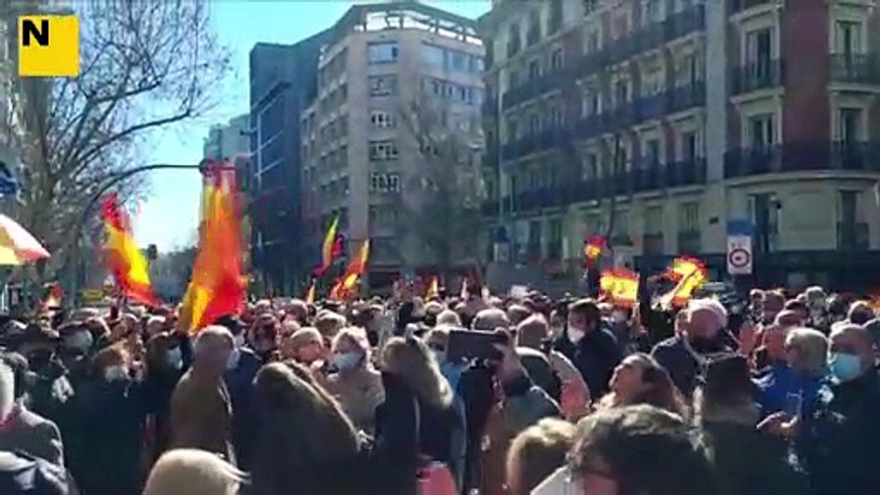 Centenars de persones es concentren davant la seu del PP en suport d'Ayuso: "Casado i Egea, dimissió"