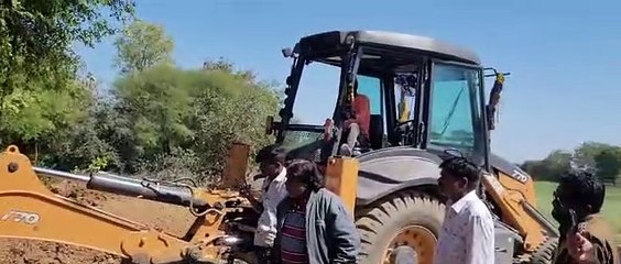 वीडियो में देखें : गुना जिले में जमीन ने कैसे उगला अवैध शराब का जखीरा