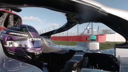 Primeira volta de Lewis Hamilton com o Mercedes W13