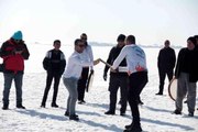 Buzla kaplı Arin Gölü'nde beyzbol keyfi