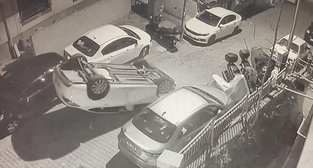 Akılalmaz olay! Araca çarpıp kadınlardan kaçarken takla attı