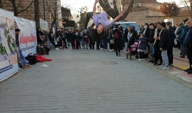 Sokak akrobatlarına zabıta müdahale edince, vatandaş tepki gösterdi