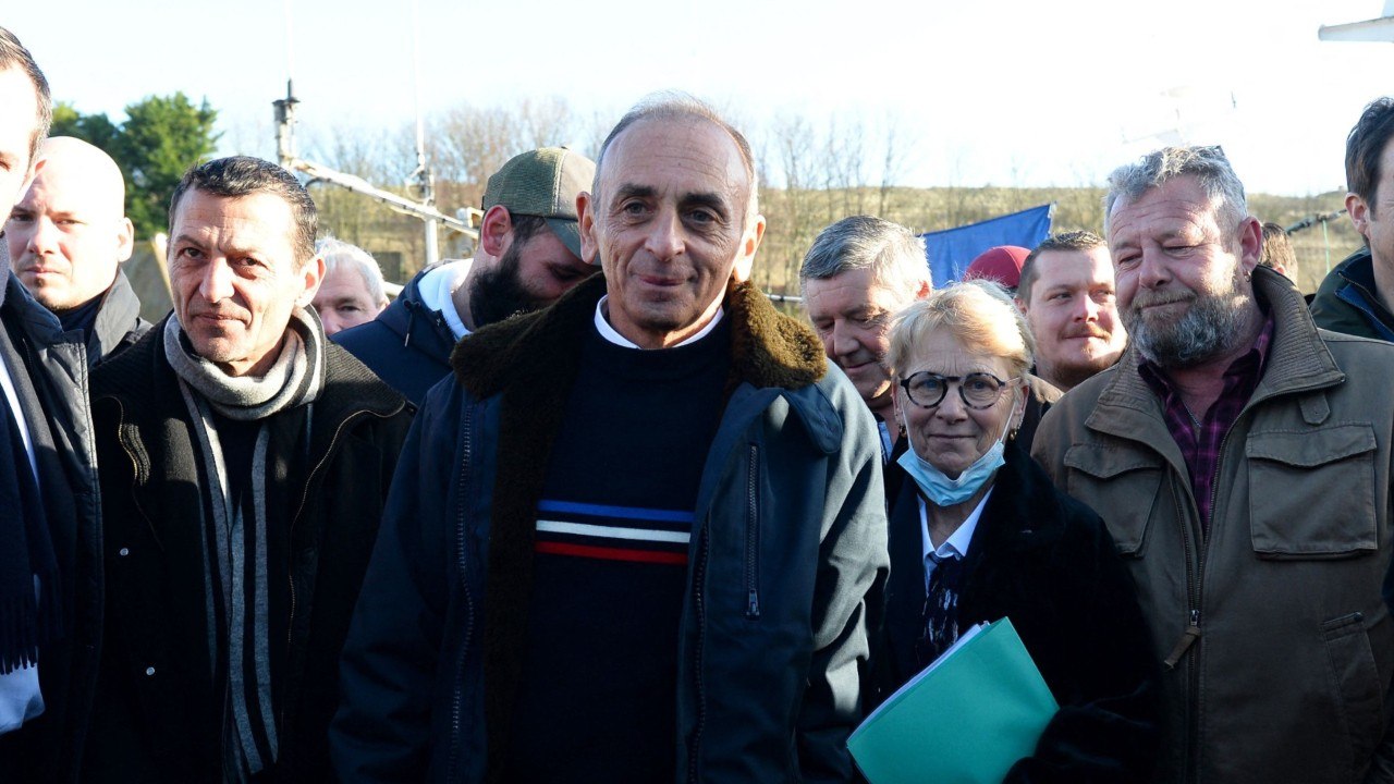 FEMME ACTUELLE - Éric Zemmour : ce vêtement que le candidat regrette déjà d'avoir porté en Normandie !