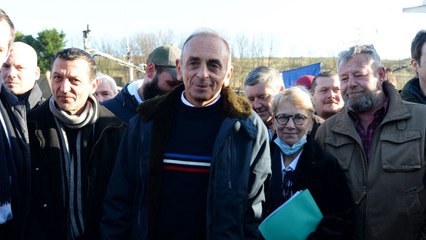 FEMME ACTUELLE - Éric Zemmour : ce vêtement que le candidat regrette déjà d'avoir porté en Normandie !