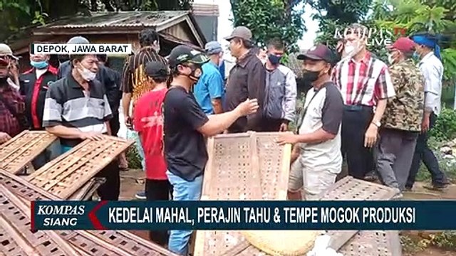 Tumpuk Alat Produksi, Perajin Tahu & Tempe di Depok Unjuk Rasa Kenaikan Harga Kedelai!