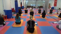 Esenyurtlu kadınlar yoga ile stres atıyor