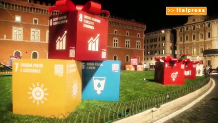 Natale sostenibile a Roma, acceso l'albero di piazza Venezia