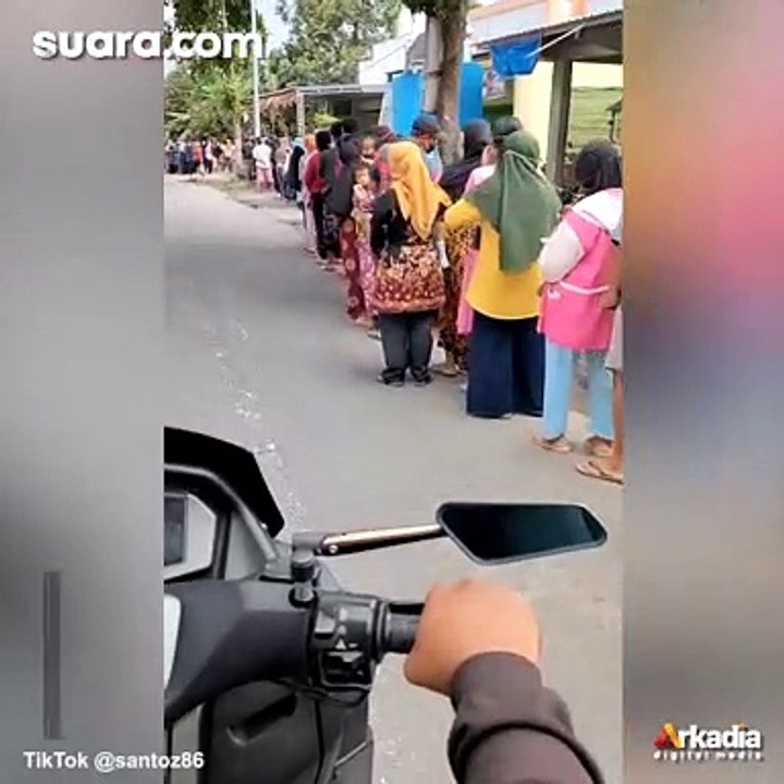 Viral Antrean Mengular Buru Minyak Goreng di Minimarket