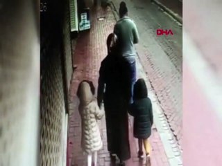 Kaldırıma çıktı anne ve çocuklarını ezdi