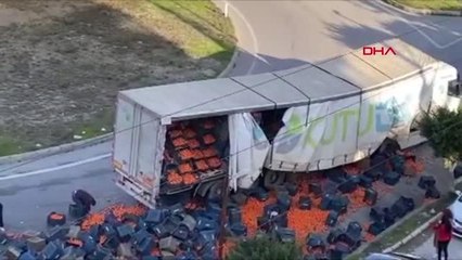 VİRAJA GİREN TIR'IN DORSESİNDEKİ BRANDA YIRTILDI, PORTAKALLAR YOLA SAVRULDU