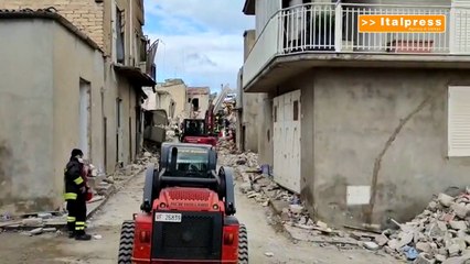 Télécharger la video: Crollo Ravanusa, vigili del fuoco scavano tra le macerie