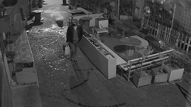 Saniyeler içinde bulduğu her şeyi çaldı